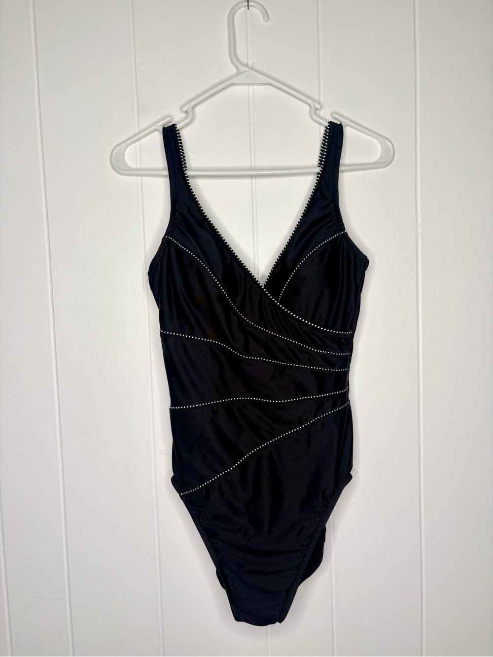 MIRACLESUIT Horizon Black & White Swimsuit One Piece V-neck Sz 12 Tummy Control